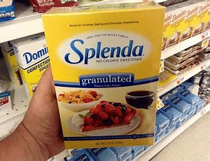 A person holding the packet of Splenda