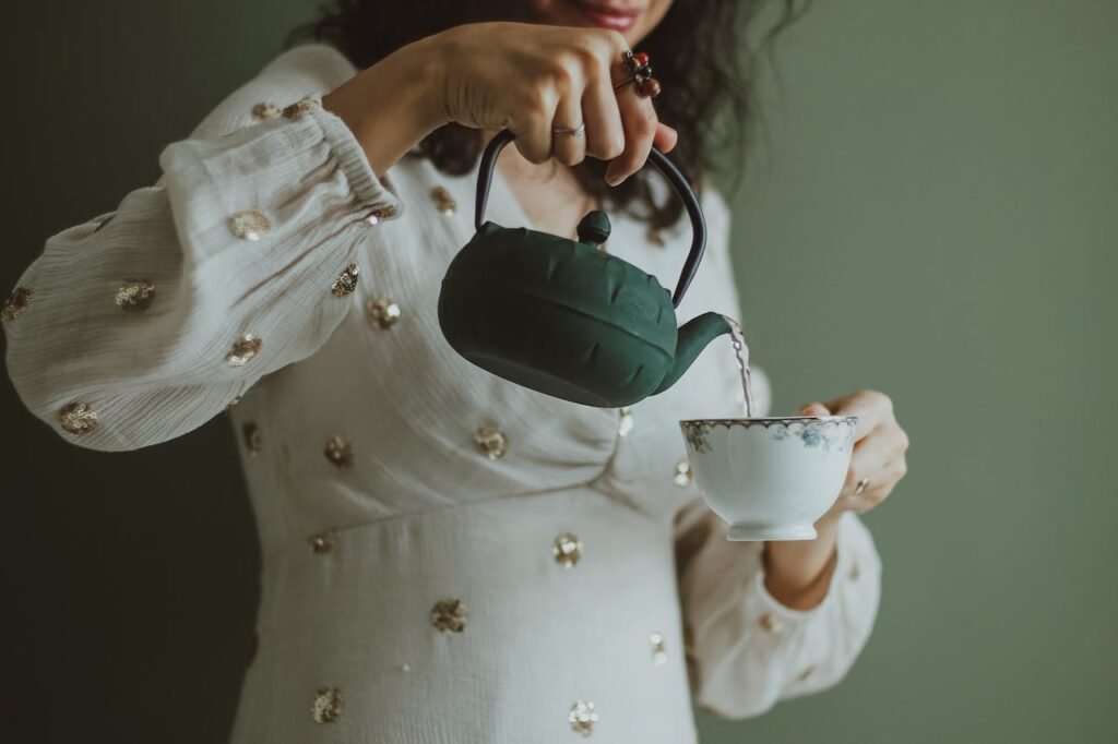 A women pouring tea in a cup